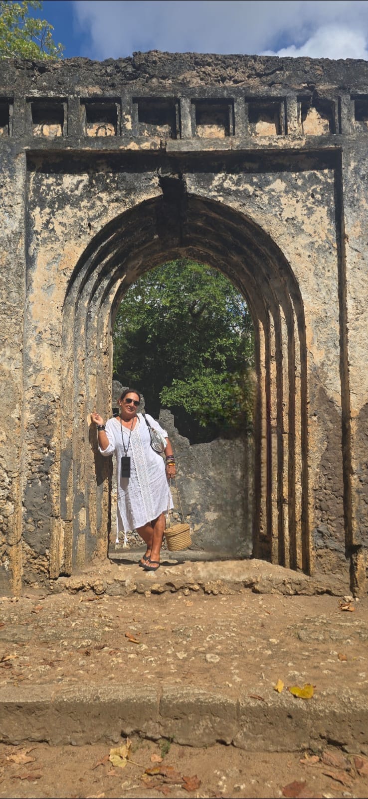 Anna tra le rovine di Gede, Kenya